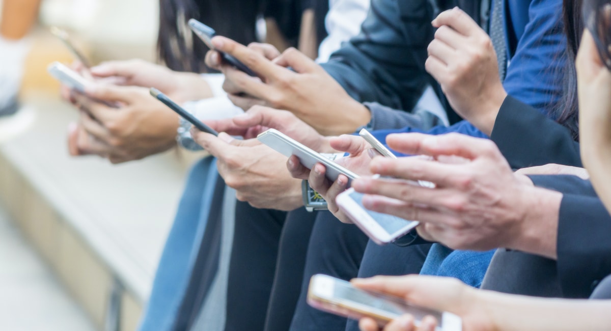 gruppo persone con smartphone