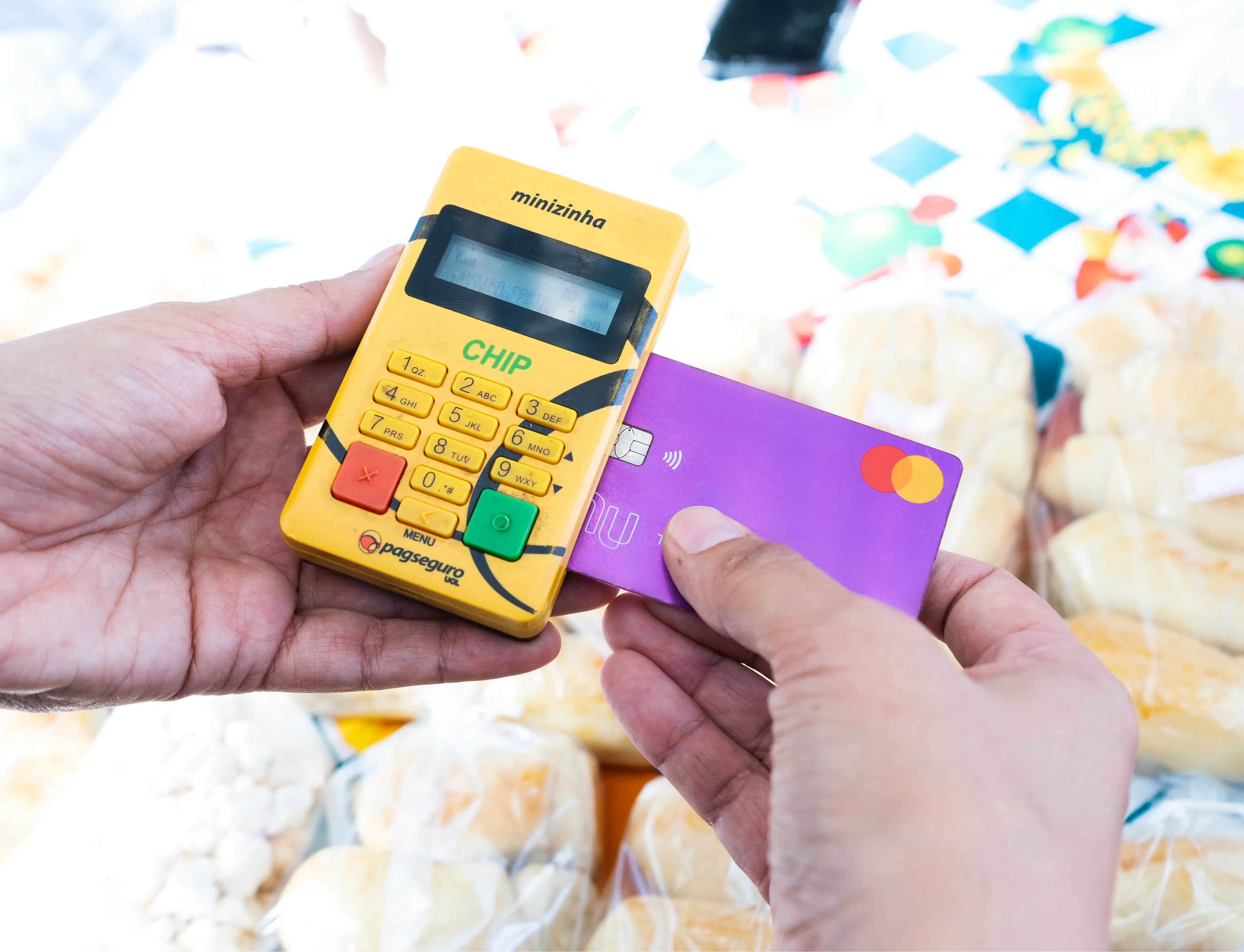 Minizinha Chip di PagSeguro è un lettore di carte compatto di colore giallo, con dettagli neri