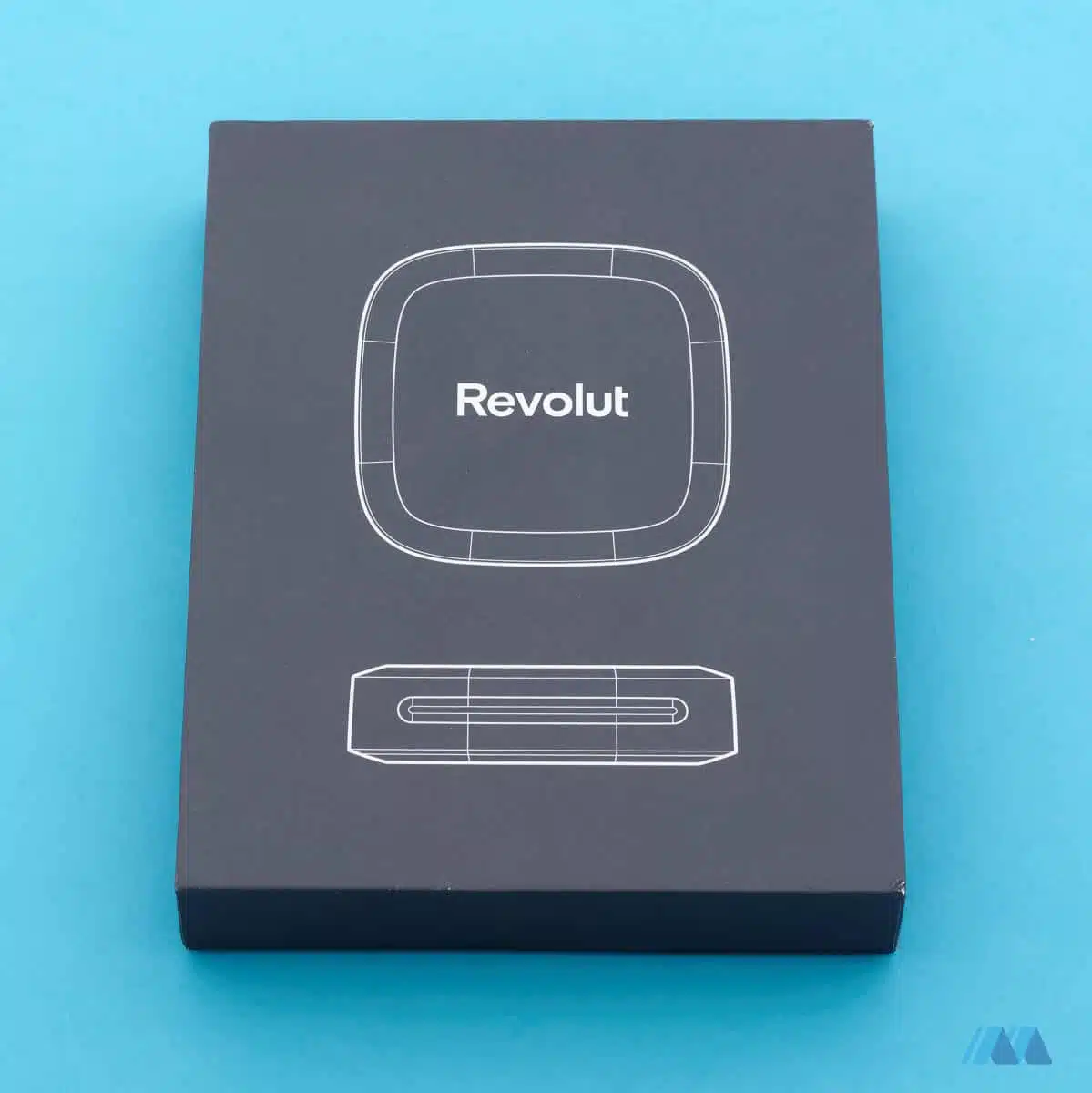 Il dispositivo è contenuto in una scatola di colore nero, raffigurante la sagoma del Revolut Reader