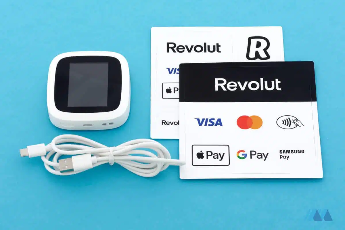 La confezione contiene il POS mobile Revolut, un cavo USB-C, due adesivi raffiguranti le carte accettate