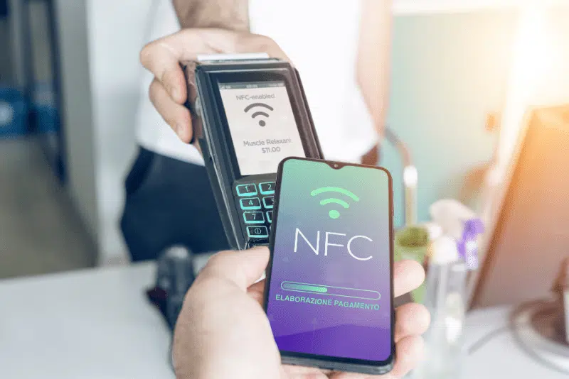 Per pagare con tecnologia NFC è necessario abilitare il telefono e avvicinarlo al POS
