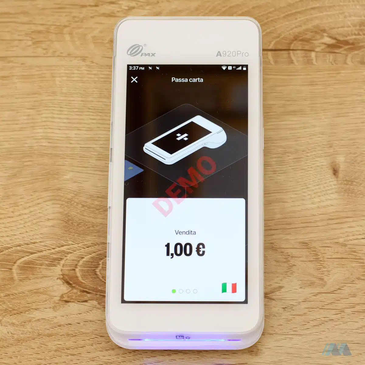 Foto dello schermo con l'animazione dell'applicazione Flatpay, che illustra al cliente come inserire, strisciare o avvicinare la carta per il pagamento
