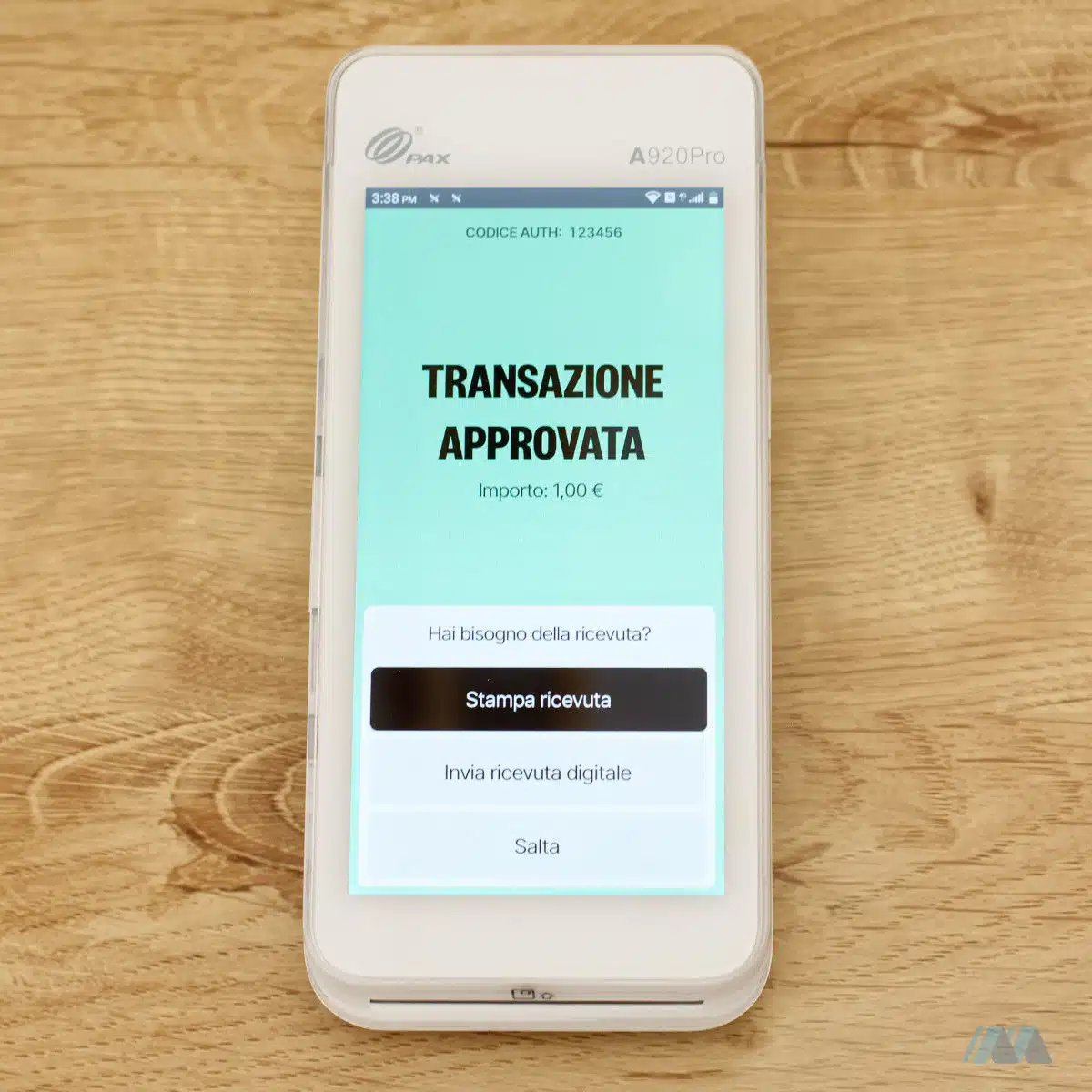 Schermo del dispositivo POS Flatpay che mostra l'avvenuta autorizzazione della transazione