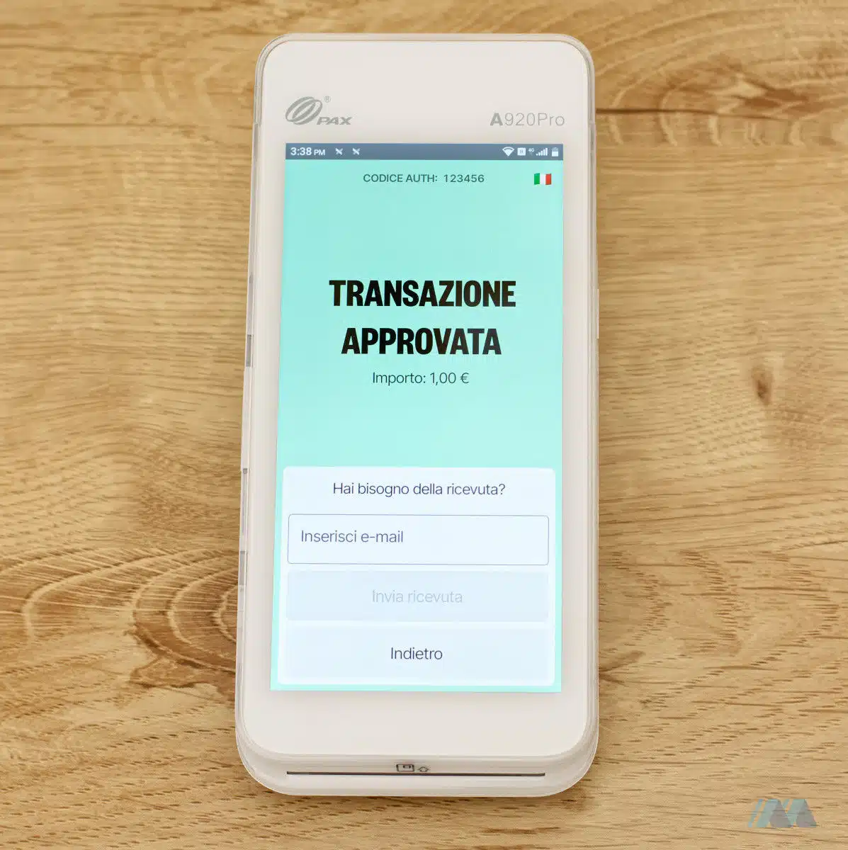 Schermata del dispositivo POS Flatpay che mostra il campo di inserimento dell'indirizzo email per l'invio della ricevuta digitale